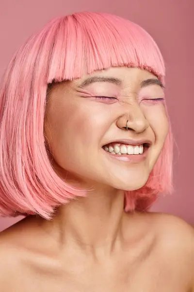 Attrayant asiatique fille dans son 20s avec rose cheveux et maquillage heureux rire sur fond vibrant — Photo de stock