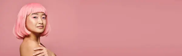 Горизонтальный снимок прекрасной девушки с пирсингом носа, розовые волосы и макияж на ярком фоне — стоковое фото