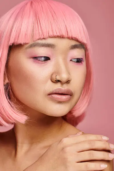Портрет азиатская нежная девушка с пирсингом носа глядя в сторону на ярком фоне — стоковое фото