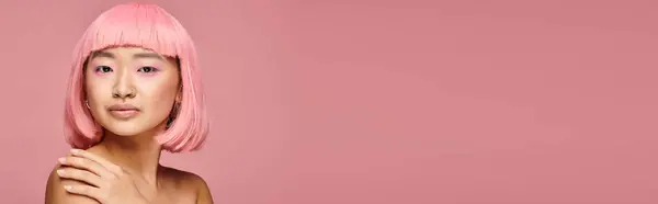Знамя азиатской девушки с розовыми волосами и пирсингом носа трогательное плечо на ярком фоне — стоковое фото