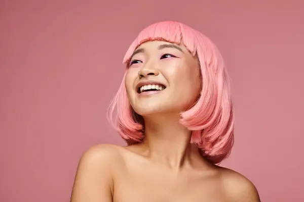 Портрет очаровательной азиатской девушки с пронзительным смехом, смотрящей вверх на ярком фоне — стоковое фото