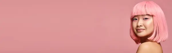 Bandera de lindo asiático chica en su 20s con nariz piercing, rosa pelo y maquillaje en vibrante fondo - foto de stock