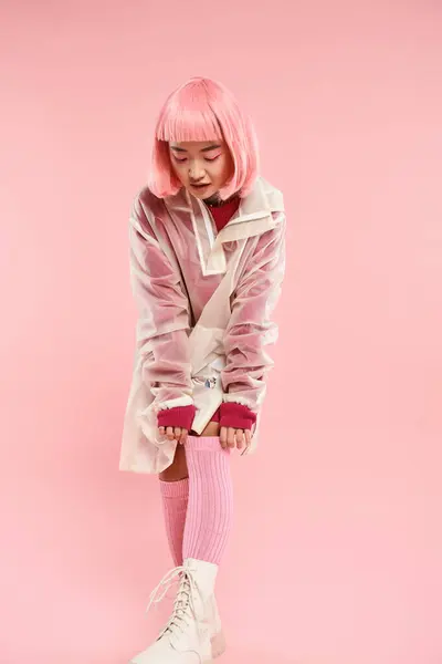 Belle asiatique fille avec rose cheveux dans élégant tenue ajustement bas sur fond vibrant — Photo de stock