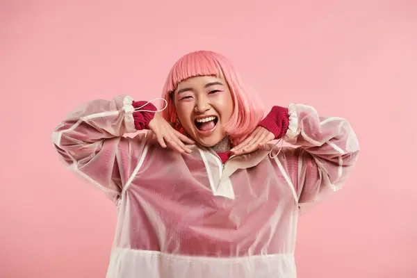 Jolie asiatique femme dans les années 20 avec rose cheveux et maquillage heureux sourire avec les mains sur fond vibrant — Photo de stock