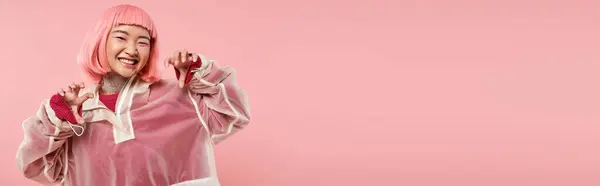 Striscione di allegra donna asiatica in abito elegante posa con le mani su sfondo vibrante — Foto stock