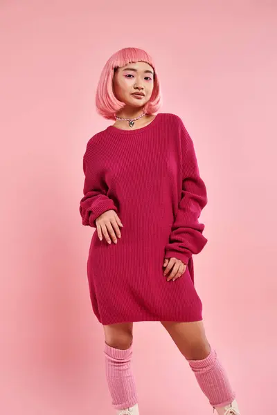 Bella ragazza con i capelli rosa e trucco in grande abito maglione contro sfondo vibrante — Foto stock