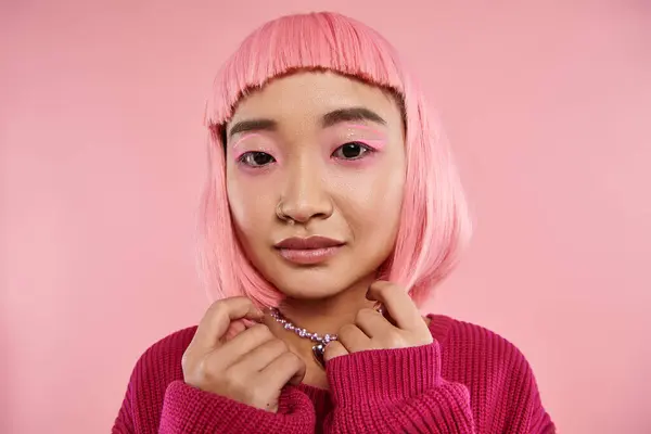 Nahaufnahme der schönen asiatischen jungen Frau mit Perlenkette, rosa Haaren und Make-up vor der Kamera — Stockfoto