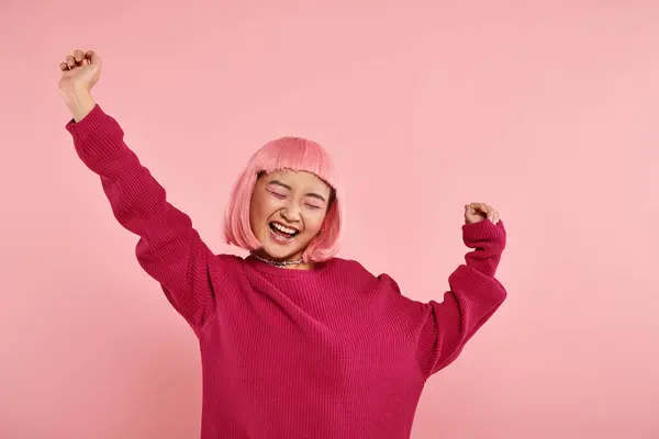 Приваблива азіатська жінка в 20 років з рожевим волоссям дуже щаслива на яскравому фоні — стокове фото
