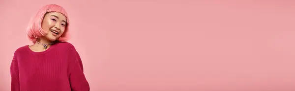 Банер, чарівна азіатська молода жінка з рожевим волоссям дивиться на камеру і посміхається на яскравий фон — стокове фото