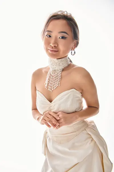 Encantadora jovem com sofisticação colar contido posando no fundo branco — Fotografia de Stock