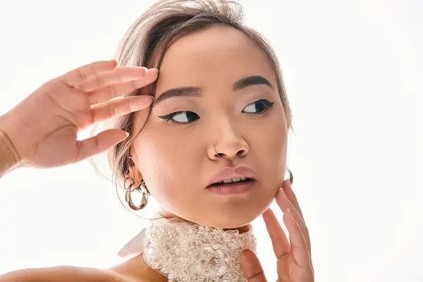 Ritratto di elegante ragazza asiatica con grazia collana posa con le mani alla macchina fotografica su sfondo bianco — Foto stock