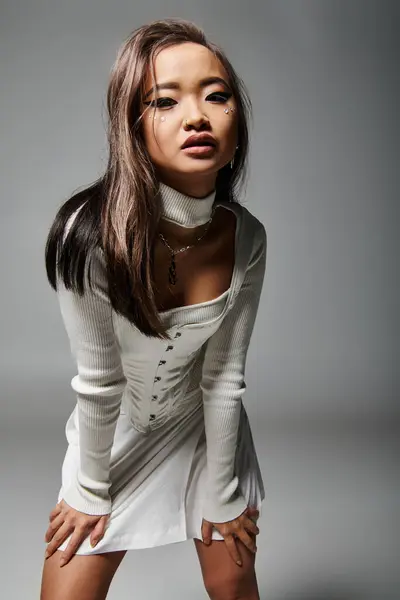 Attraktive asiatische Nicht-Standard-Braut mit schwerem Make-up vor grauem Hintergrund — Stockfoto