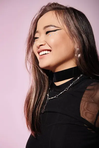 Happy brown hair young woman with heavy makeup laughing against lilac background — Stock Photo