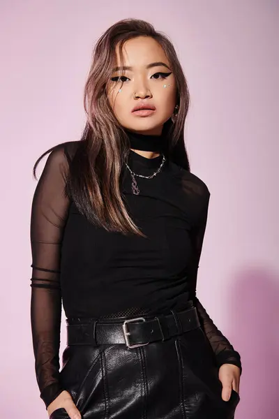 Attraktive braune Haare asiatische junge Frau mit schwerem Make-up posiert vor fliederfarbenem Hintergrund — Stockfoto