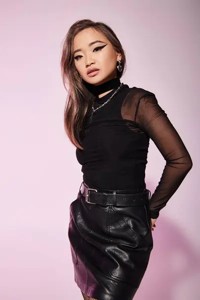Bela asiático jovem mulher no preto elegante roupa com pesado maquiagem e marrom cabelo posando — Fotografia de Stock