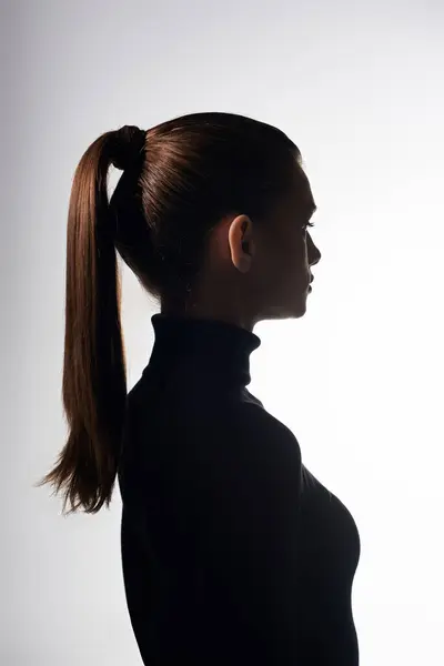 Attraktive Frau mit langen Haaren und Pferdeschwanz, die Anmut und Eleganz ausstrahlt. — Stockfoto