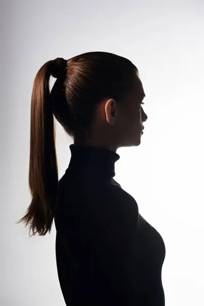 Mulher atraente com cabelo longo estilo em um rabo de cavalo, irradiando graça e elegância. — Fotografia de Stock