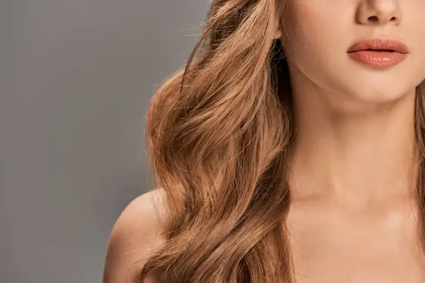 Cropped view of young beautiful woman with long wavy hair, radiating elegance and charm. — Stock Photo
