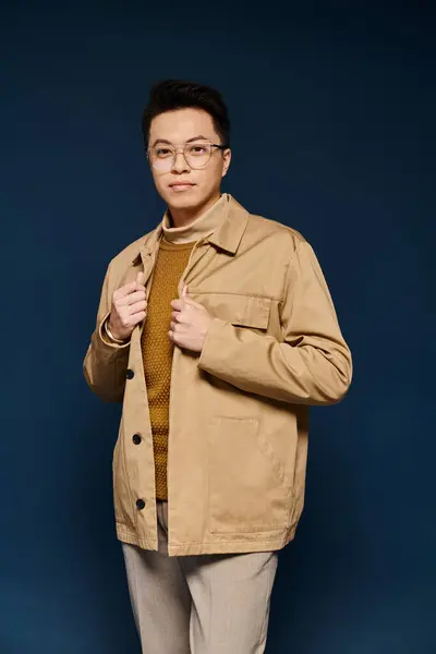 Young man in fashionable tan jacket and tie strikes a confident pose with active gestures. — Stock Photo
