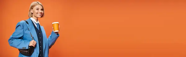 Felice donna sofisticata con capelli corti biondi che tengono borsa e caffè su sfondo arancione, banner — Foto stock