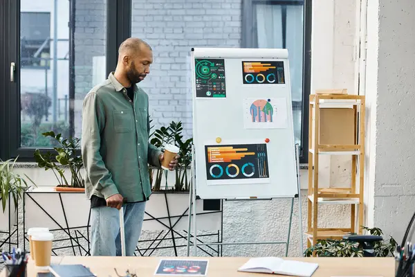 Un uomo in piedi davanti a una lavagna, che presenta idee a un team in un contesto aziendale, parte di un progetto collaborativo. — Foto stock