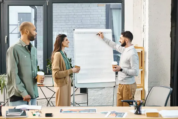 A diverse group of professionals engage in a dynamic discussion around ideas written on a whiteboard. — Photo de stock