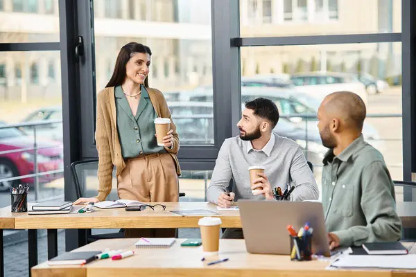 Un groupe diversifié de professionnels des affaires engagés dans la discussion et le travail d'équipe autour d'une table de conférence dans un cadre d'entreprise. — Photo de stock