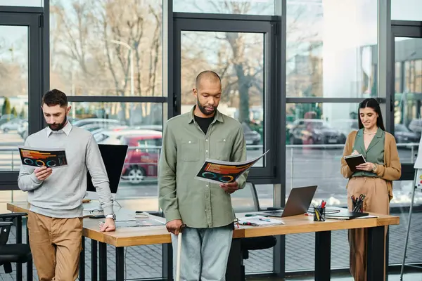 Un groupe diversifié de professionnels engagés dans une discussion animée à une table dans un bureau moderne. — Photo de stock