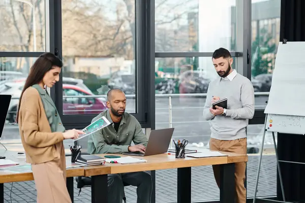 Diverso grupo de profesionales de negocios trabajando juntos en torno a una mesa con ordenadores portátiles en un entorno de oficina, la inclusión - foto de stock