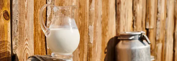 Objektfoto von Urne und Glas mit frischer Milch vor dem Dorfhaus auf modernem Bauernhof platziert, Banner — Stockfoto