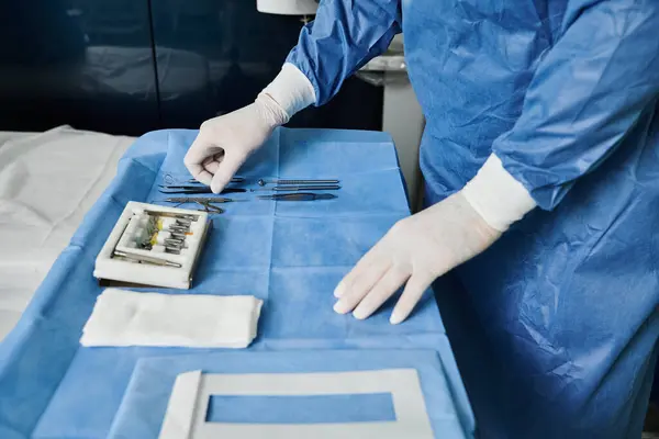 Uma pessoa em um vestido de hospital cuidadosamente preparando ferramentas. — Fotografia de Stock