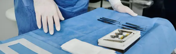 Um médico em um vestido de hospital e luvas preparando ferramentas. — Fotografia de Stock