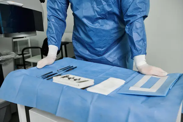 Mann in Krankenhausuniform bereitet Werkzeug vor. — Stockfoto