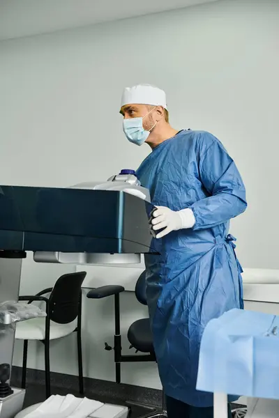 A man in surgical attire stands in a room. — Stock Photo