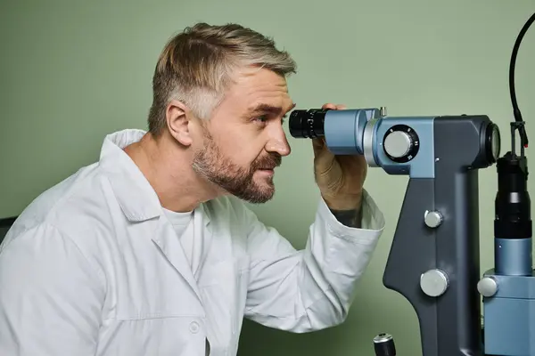 A man examines someones vision. — Stock Photo