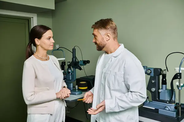Homem e mulher colaboram em um laboratório, discutindo pesquisas inovadoras. — Fotografia de Stock