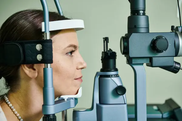 Beautiful female patient checking her vision. — Stock Photo