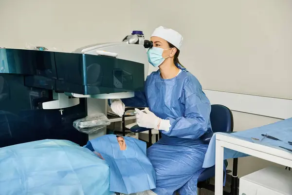 Una donna in camice e una maschera chirurgica si siede in un letto d'ospedale. — Foto stock