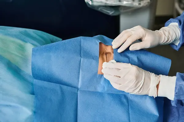 Une personne en robe d'hôpital effectue une chirurgie. — Photo de stock