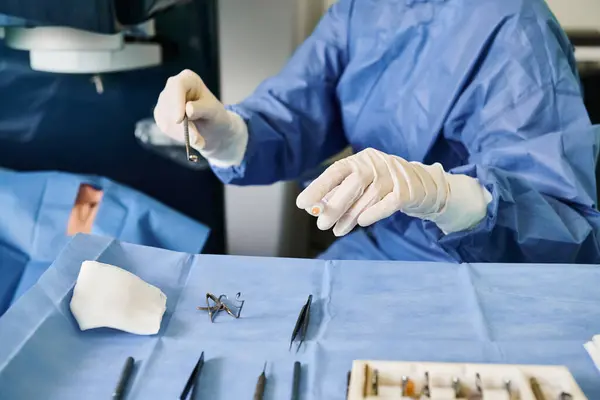 Cirurgião em traje cirúrgico preparando-se para o procedimento de correção da visão a laser. — Fotografia de Stock