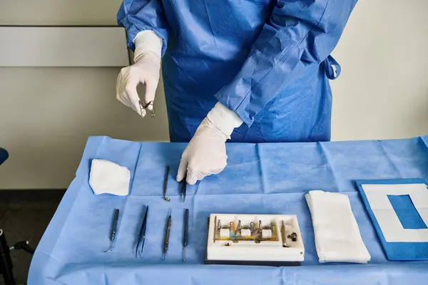 Il paziente in abito ospedaliero gestisce la macchina medica in un ambiente sereno. — Foto stock