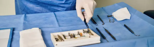 Frau führt Laser-Sehkorrektur durch, schneidet medizinisches Werkzeug mit weißem Handschuh. — Stockfoto