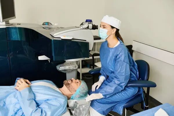 Homme couché dans un lit d'hôpital à côté de son médecin. — Photo de stock