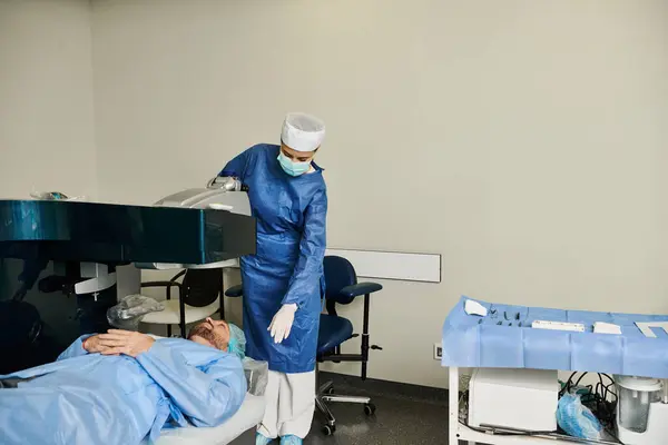 Un patient couché dans un lit d'hôpital à côté d'un médecin portant un masque chirurgical — Photo de stock
