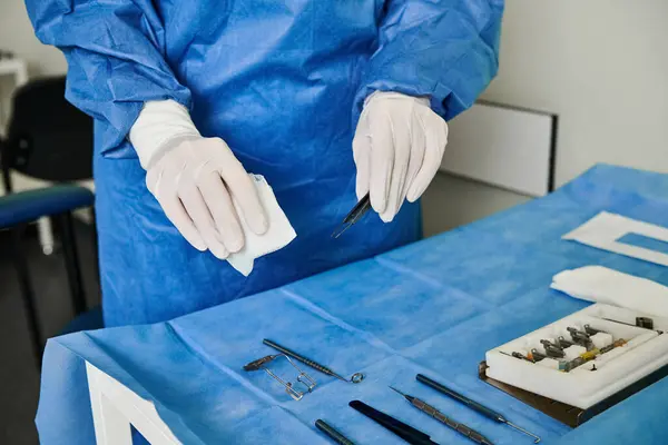 Eine Person in blauem Kleid und weißen Handschuhen bei einem Termin zur Laser-Sehkorrektur. — Stockfoto