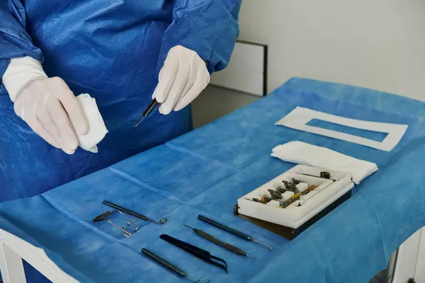 Eine Person im blauen Anzug und weißen Handschuhen in einer Arztpraxis zur Laser-Sehkorrektur. — Stockfoto