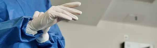 Frau in blauem Kleid und weißen Handschuhen in Arztpraxis zur Laser-Sehkorrektur. — Stockfoto