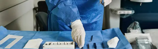 Uma pessoa em um vestido de hospital se prepara para a cirurgia em um ambiente médico. — Fotografia de Stock