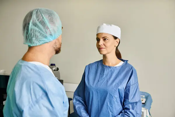 Ansprechende Ärztin im Krankenhauskittel berät vor Laser-Sehkorrektur. — Stockfoto