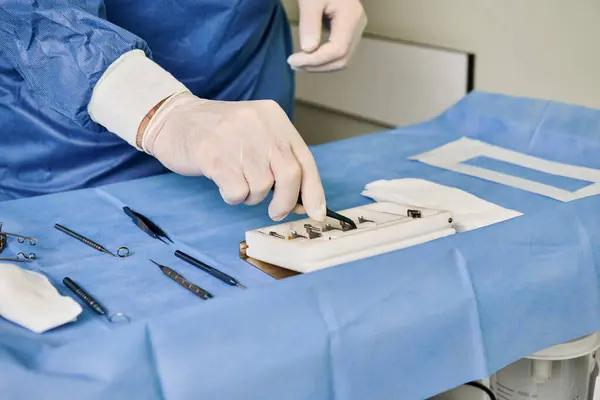 Une personne en blouse d'hôpital est vue utilisant un équipement médical. — Photo de stock